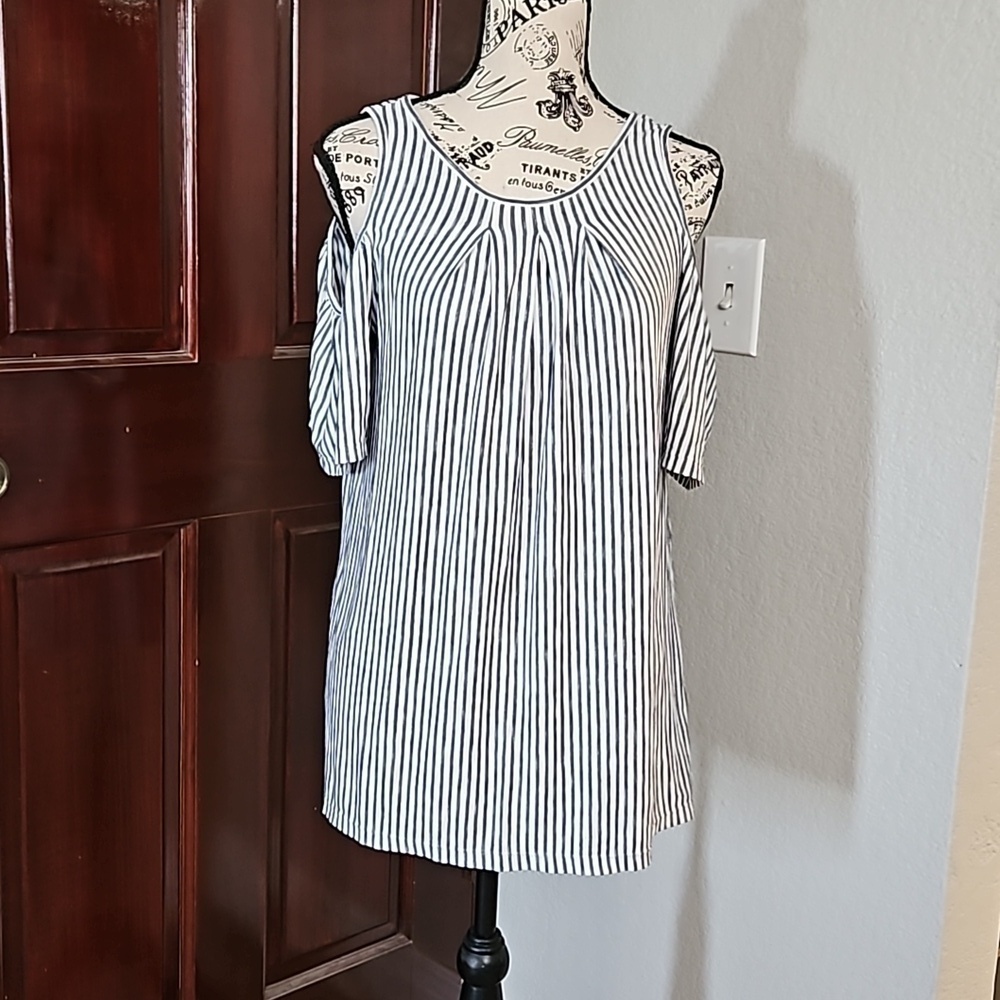Cold Shoulder T Shirt Size Medium
